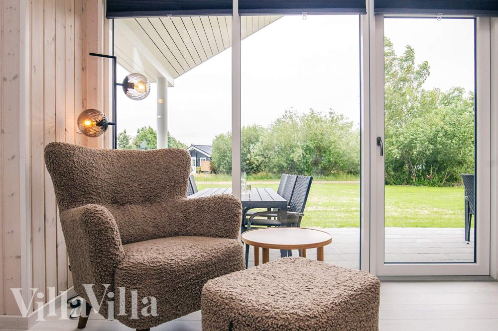 Der er mulighed for hygge i sommerhusets sofaarrangement, når I besøger luksushus nr. 670