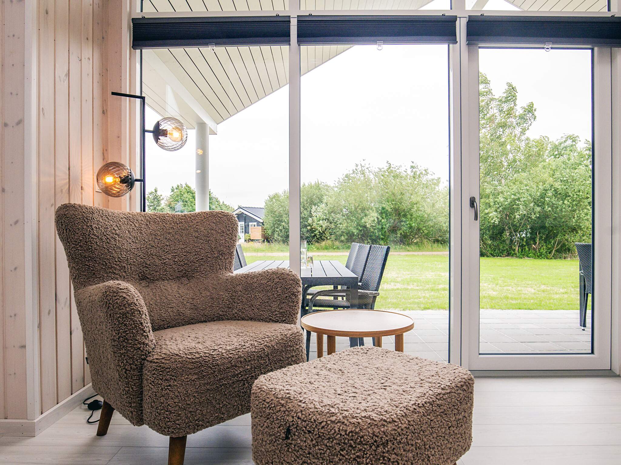 Der er mulighed for hygge i sommerhusets sofaarrangement, når I besøger luksushus nr. 670