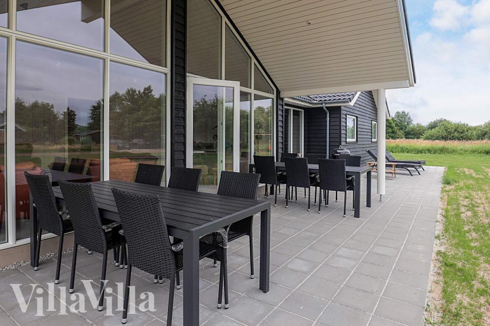 Luksushus nr. 670 har en dejlig terrasse med gode havemøbler til 12 personer.