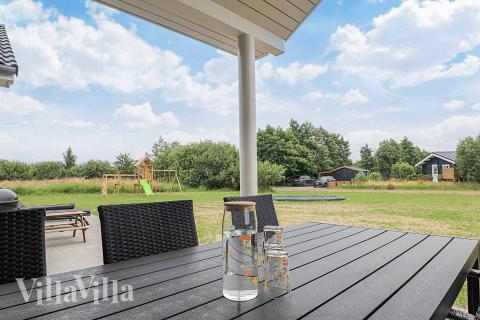 Nyd en grillaften på terrassen i luksushus nr. 670 i Lolland/Falster/Møn