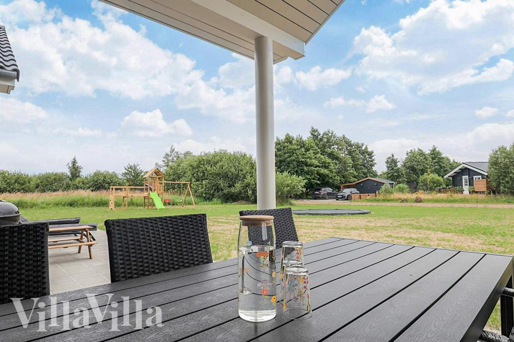 Nyd en grillaften på terrassen i luksushus nr. 670 i Lolland/Falster/Møn