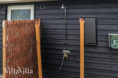 I det attraktive aktivitesrum i luksushus nr. 670 i Lolland/Falster/Møn  er der masser af udendørs aktiviteter, f.eks. legetårn og gynge