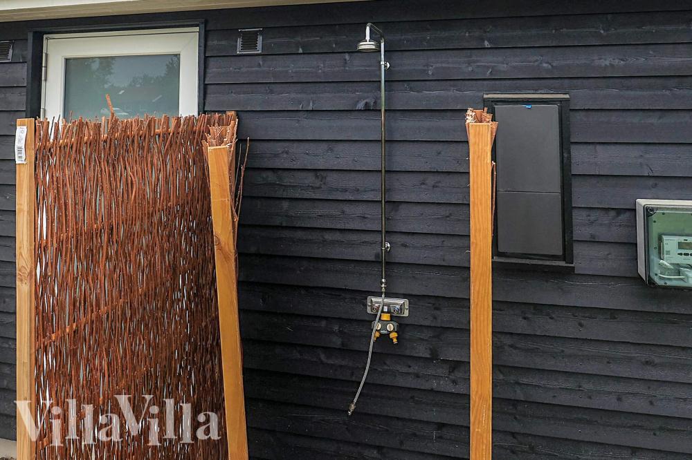 I det attraktive aktivitesrum i luksushus nr. 670 i Lolland/Falster/Møn  er der masser af udendørs aktiviteter, f.eks. legetårn og gynge