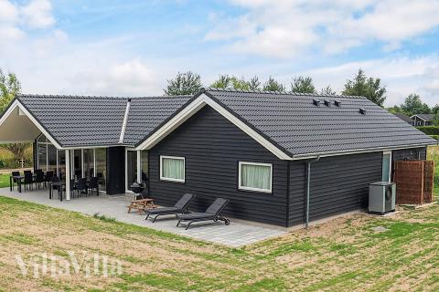 Dette skønne poolhus nr. 670 med plads til 12 personer ligger i Lolland/Falster/Møn