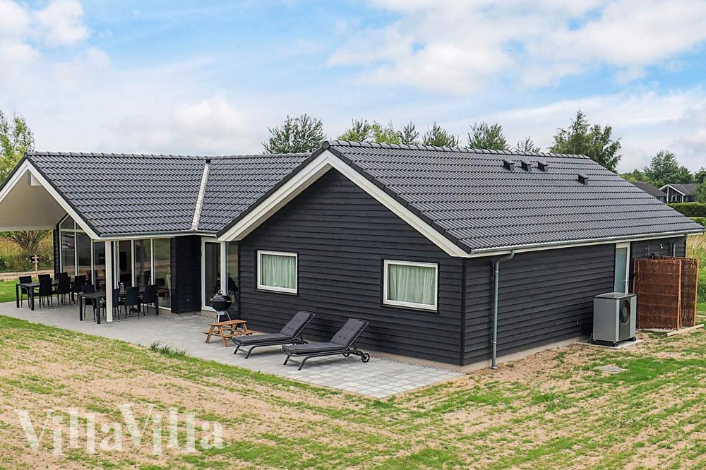 Dette skønne poolhus nr. 670 med plads til 12 personer ligger i Lolland/Falster/Møn
