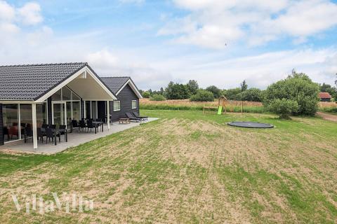 Flot sommerhus nr. 670 med god plads til op til 12 personer