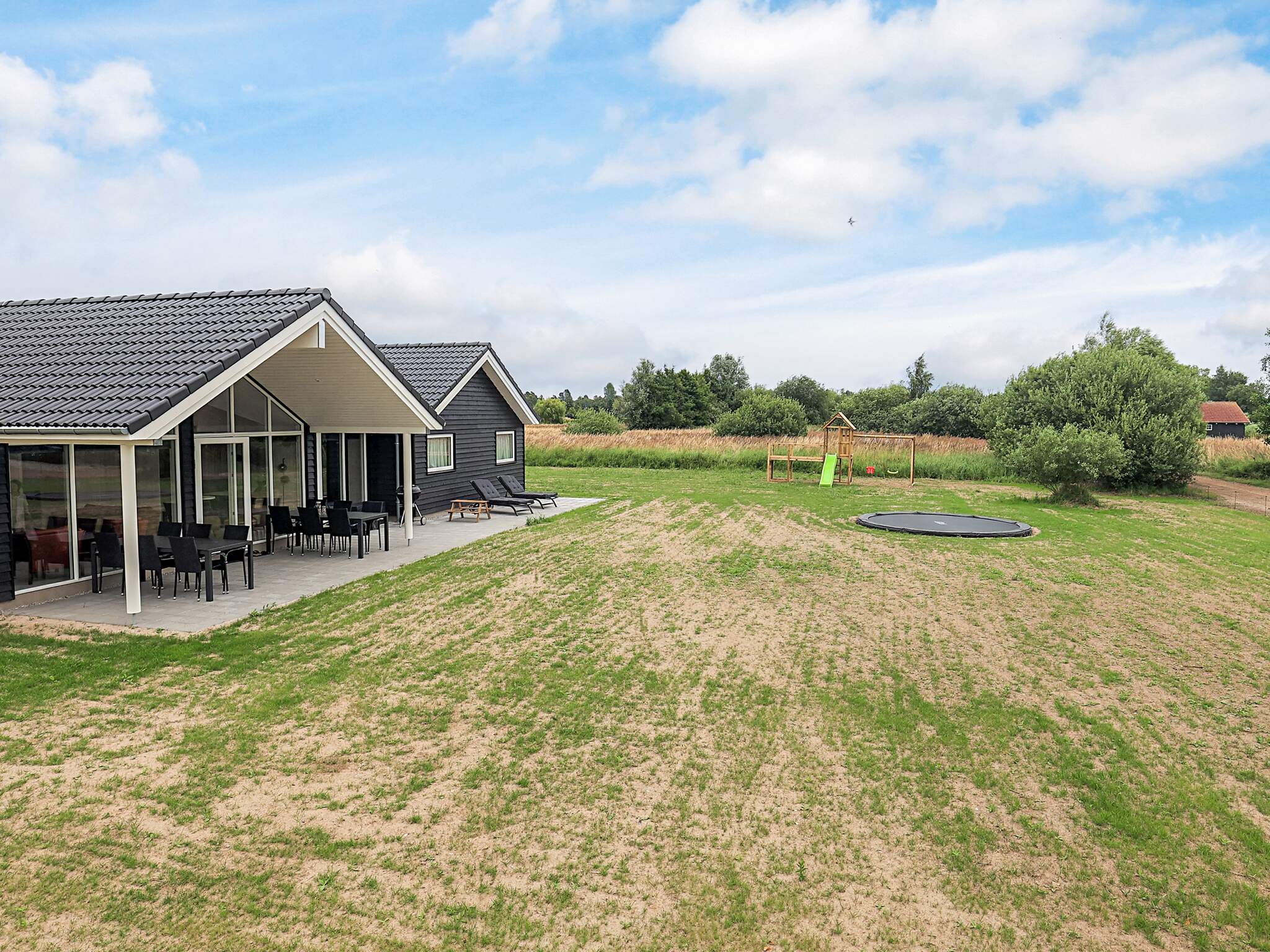 Flot sommerhus nr. 670 med god plads til op til 12 personer