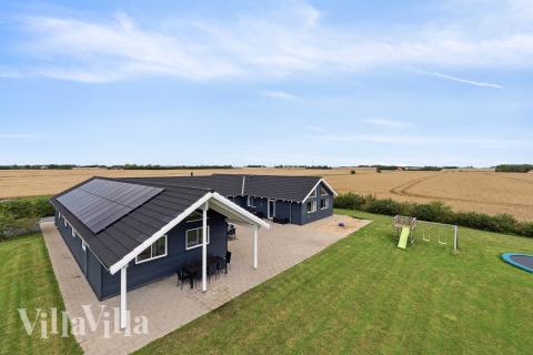 Dette skønne poolhus nr. 404 med plads til 24 personer ligger i Limfjorden