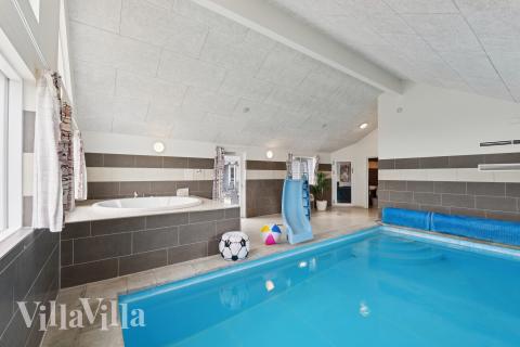 Sommerhus 404 er indrettet med en lækker poolafdeling med vandrutsjebane, dejlig stor indbygget spabad og sauna