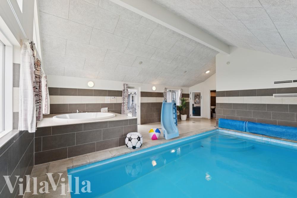 Sommerhus 404 er indrettet med en lækker poolafdeling med vandrutsjebane, dejlig stor indbygget spabad og sauna