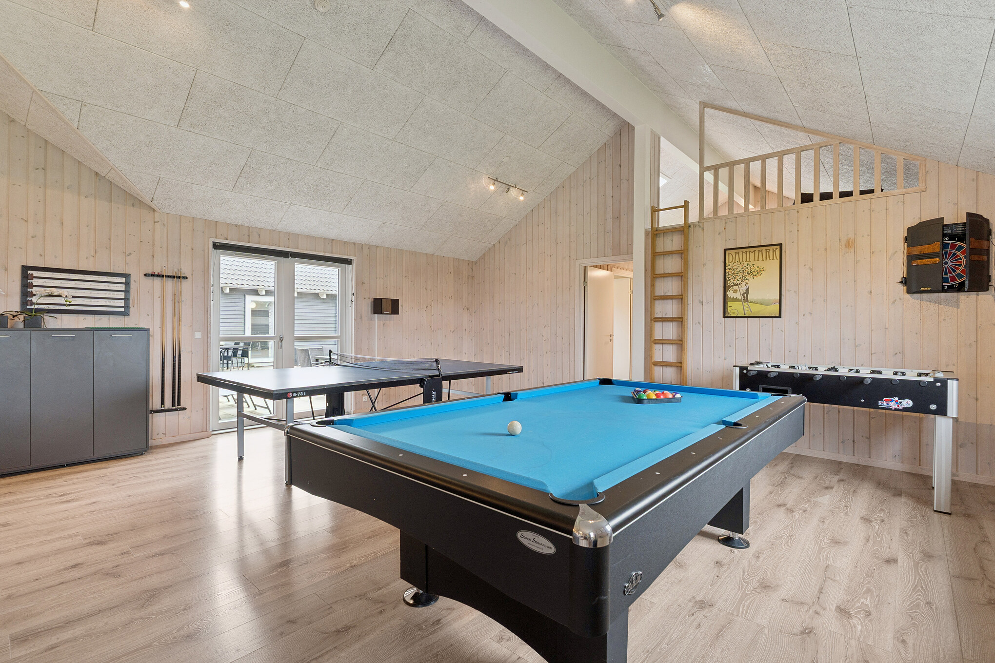 Ud over de mange timer, man kan bruge i husets pool-afdeling, så byder luksushus 404 også på billard/bordtennis og dart