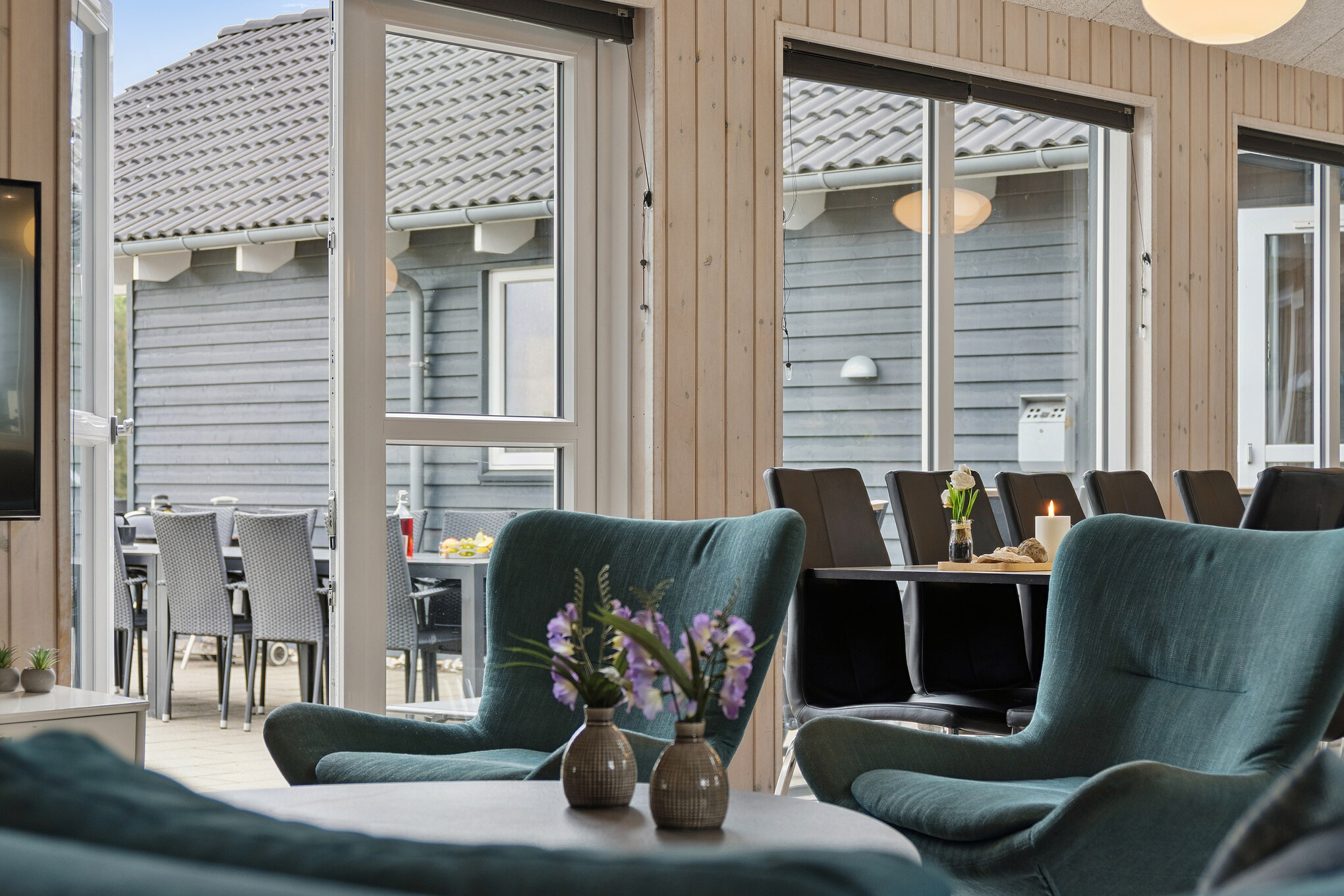 Sofaen i luksushus 404 i Limfjorden indbyder til brætspil eller at se en film sammen.