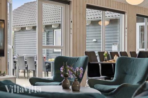 Sofaen i luksushus 404 i Limfjorden indbyder til brætspil eller at se en film sammen.