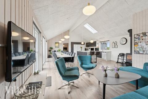 Der er mulighed for hygge i sommerhusets sofaarrangement, når I besøger luksushus nr. 404