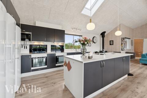 Køkkenet i luksushus nr. 404 er udstyrret, så I let kan lave mad til 24 personer.