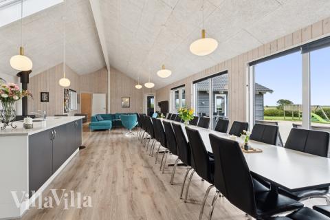 Det store lyse opholdrum i luksushus nr. 404 til 24.