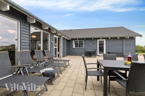 Nyd en grillaften på terrassen i luksushus nr. 404 i Limfjorden