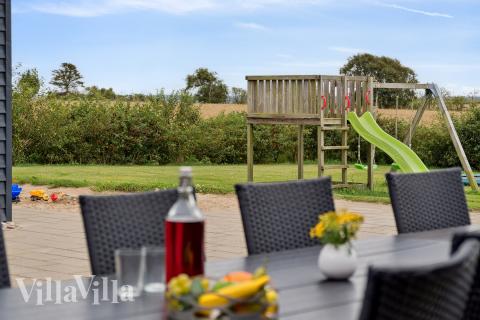 På terrassen i sommerhus nr. 404 er der plads til 24 personer.