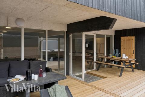 På terrassen i sommerhus nr. 680 er der plads til 32 personer.