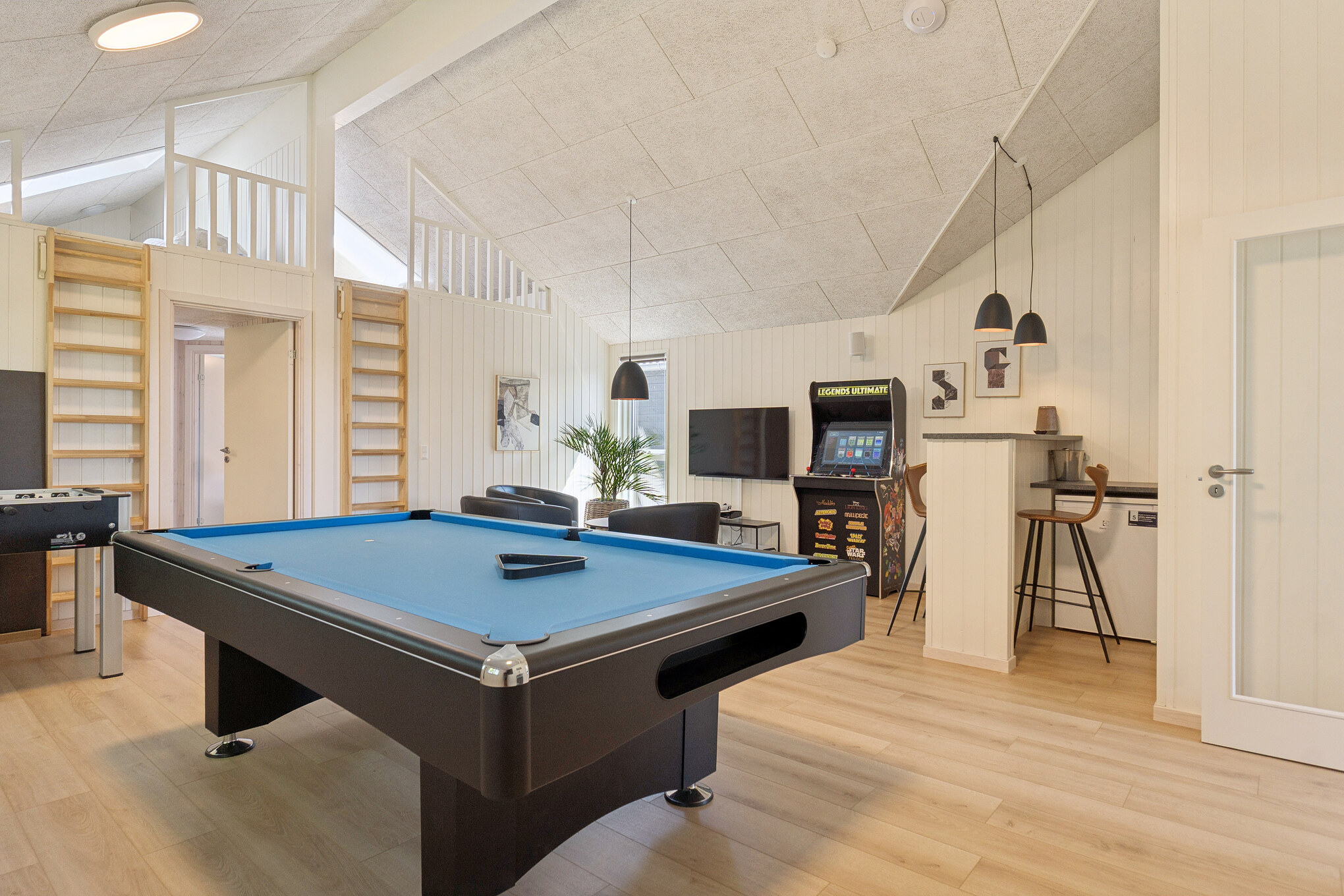 Ud over de mange timer, man kan bruge i husets pool-afdeling, så byder luksushus 616 også på billard/bordtennis og dart