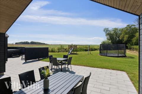 Nyd en grillaften på terrassen i luksushus nr. 616 i Fyn og øer