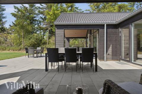 På terrassen i sommerhus nr. 616 er der plads til 16 personer.