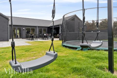 I det attraktive aktivitesrum i luksushus nr. 659 i Nordjylland  er der masser af udendørs aktiviteter, f.eks. legetårn og gynge