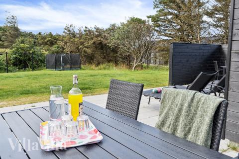 På terrassen i sommerhus nr. 658 er der plads til 20 personer.