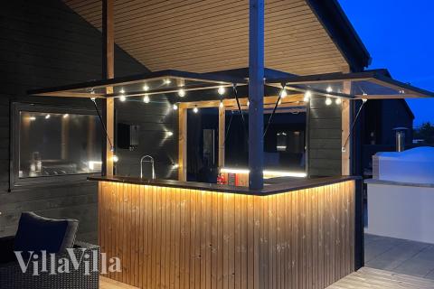 På terrassen i sommerhus nr. 656 er der plads til 20 personer.