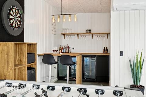 Luksushus 686 til 36 personer byder på et stort aktivitetsrum med bl.a. billard og dart