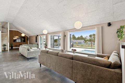 Sofaen i luksushus 686 i Limfjorden indbyder til brætspil eller at se en film sammen.