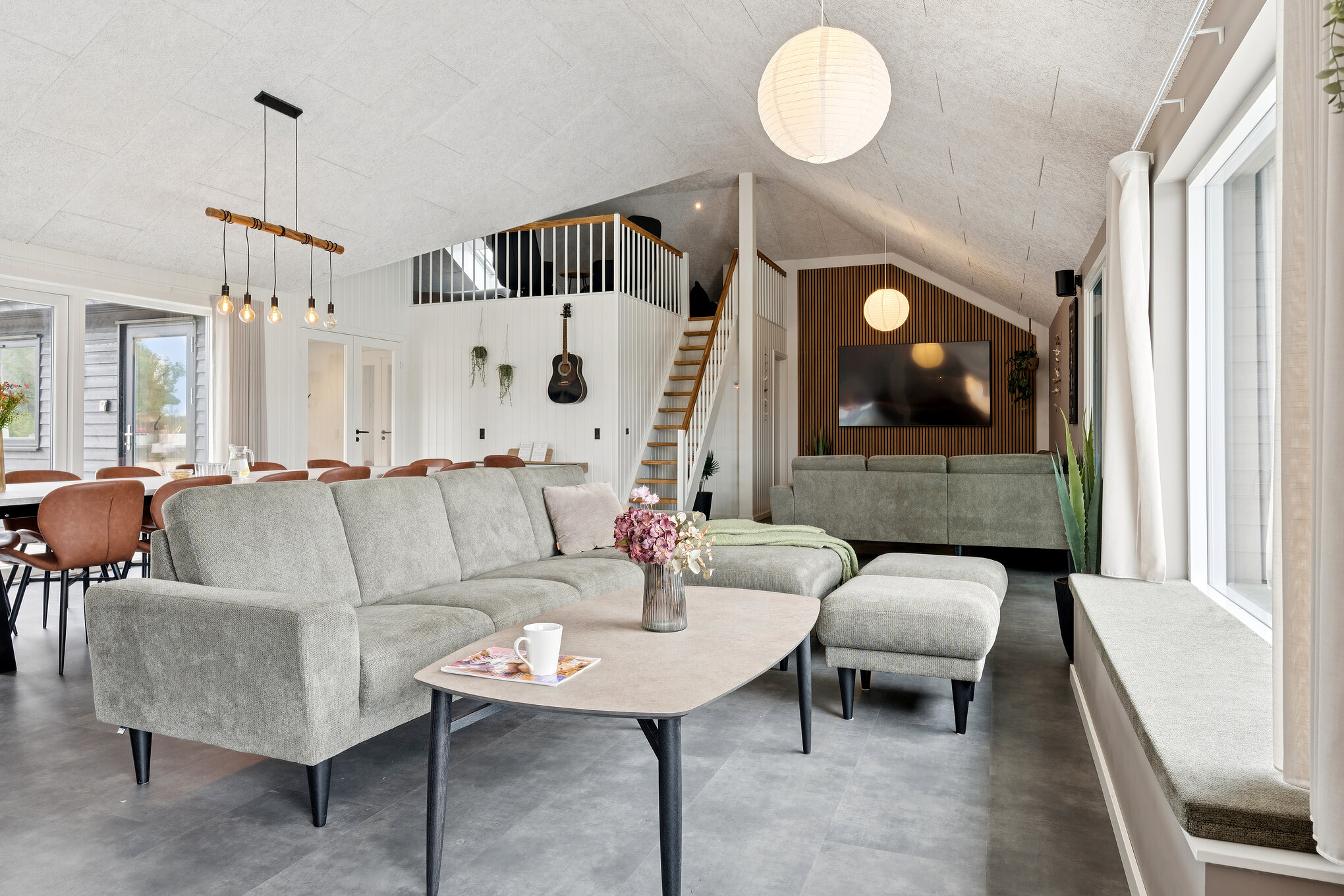 Der er mulighed for hygge i sommerhusets sofaarrangement, når I besøger luksushus nr. 686
