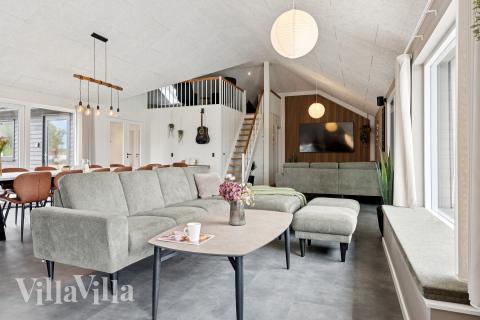 Der er mulighed for hygge i sommerhusets sofaarrangement, når I besøger luksushus nr. 686