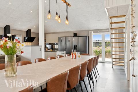 I kan sagtens side 36 personer sammen i sommerhusets opholdsrum, når I besøger luksushus 686 i Limfjorden.