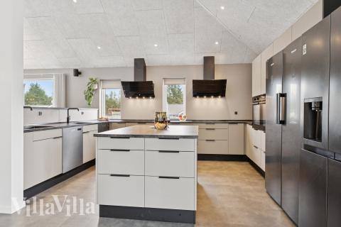 Køkkenet i luksushus nr. 686 er udstyrret, så I let kan lave mad til 36 personer.