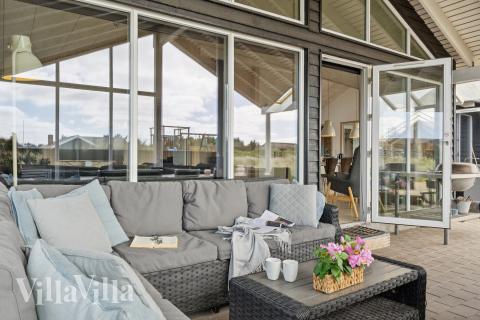 På terrassen i sommerhus nr. 292 er der plads til 18 personer.