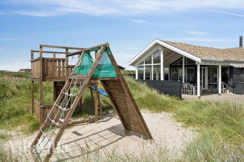 I det attraktive aktivitesrum i luksushus nr. 292 i Vestjylland  er der masser af udendørs aktiviteter, f.eks. legetårn og gynge