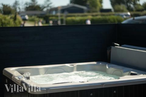 Nyd varmen i spaen i luksushus nr. 696 i Fyn og øer