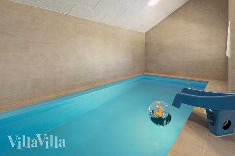 Sommerhus 696 er indrettet med en lækker poolafdeling med vandrutsjebane, dejlig stor indbygget spabad og sauna