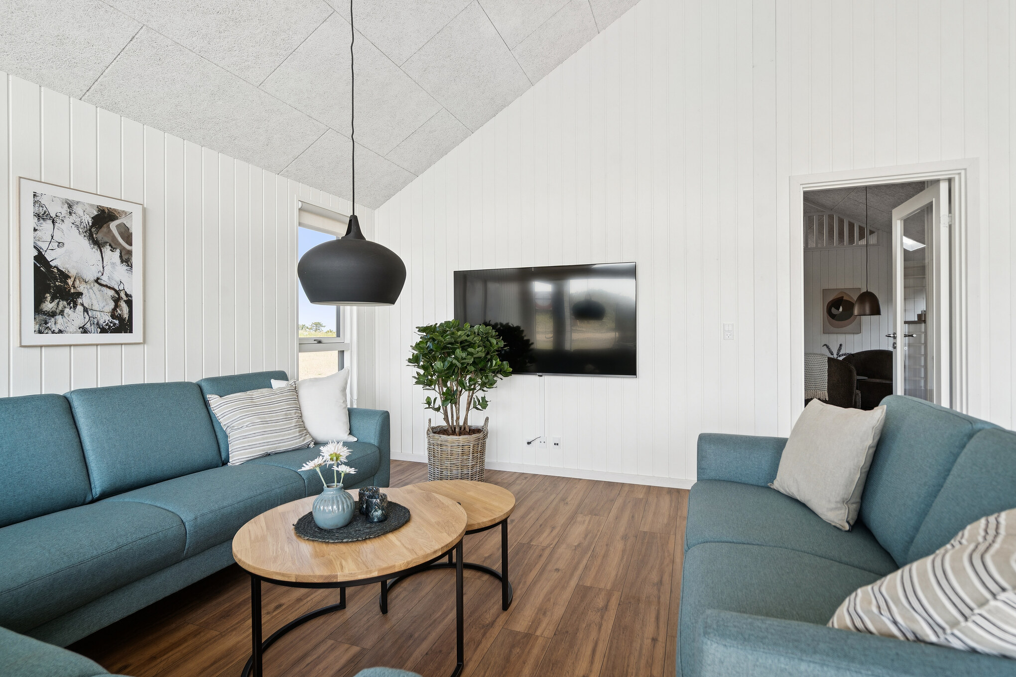 Der er mulighed for hygge i sommerhusets sofaarrangement, når I besøger luksushus nr. 696