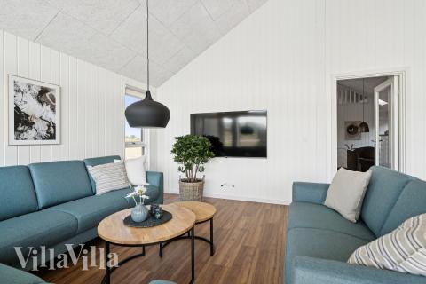 Der er mulighed for hygge i sommerhusets sofaarrangement, når I besøger luksushus nr. 696