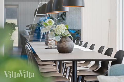 I kan sagtens side 18 personer sammen i sommerhusets opholdsrum, når I besøger luksushus 696 i Fyn og øer.