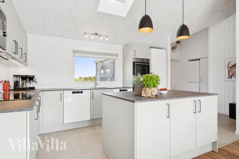 Køkkenet i luksushus nr. 696 er udstyrret, så I let kan lave mad til 18 personer.