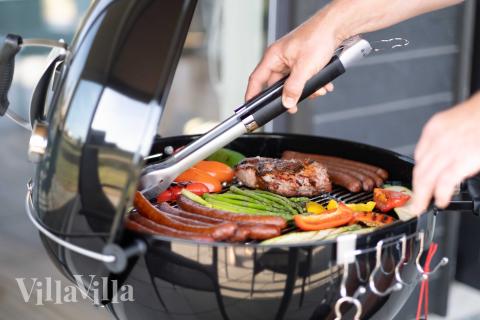 Nyd en grillaften på terrassen i luksushus nr. 696 i Fyn og øer