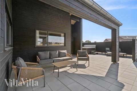 På terrassen i sommerhus nr. 696 er der plads til 18 personer.