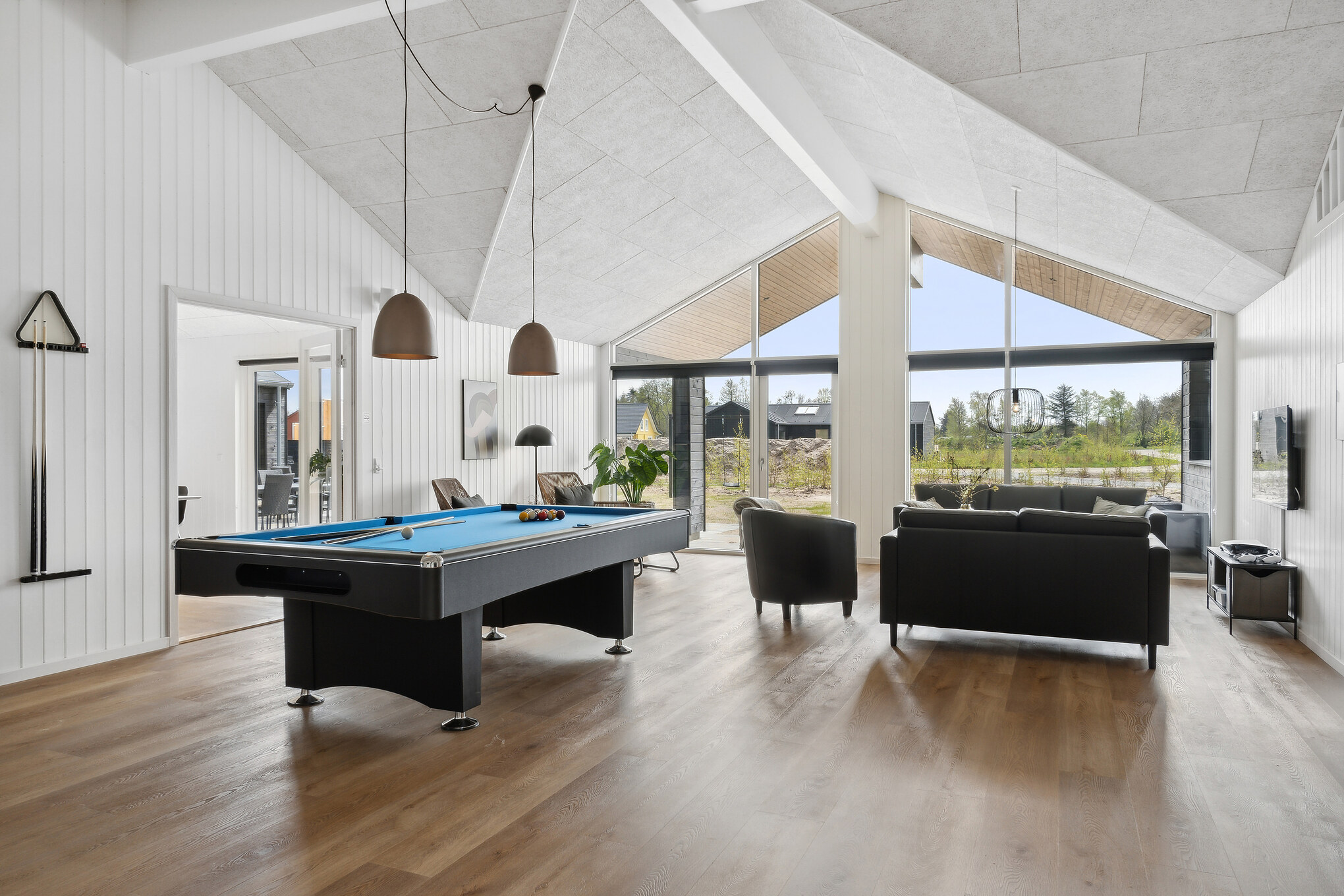 Ud over de mange timer, man kan bruge i husets pool-afdeling, så byder luksushus 905 også på billard/bordtennis og dart