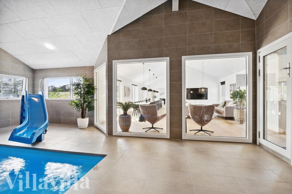 Sommerhus 905 er indrettet med en lækker poolafdeling med vandrutsjebane, dejlig stor indbygget spabad og sauna