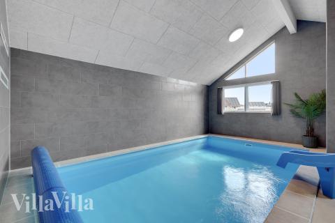 Sommerhus 900 er indrettet med en lækker poolafdeling med vandrutsjebane, dejlig stor indbygget spabad og sauna