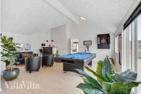 Luksushus 900 til 18 personer byder på et stort aktivitetsrum med bl.a. billard og dart