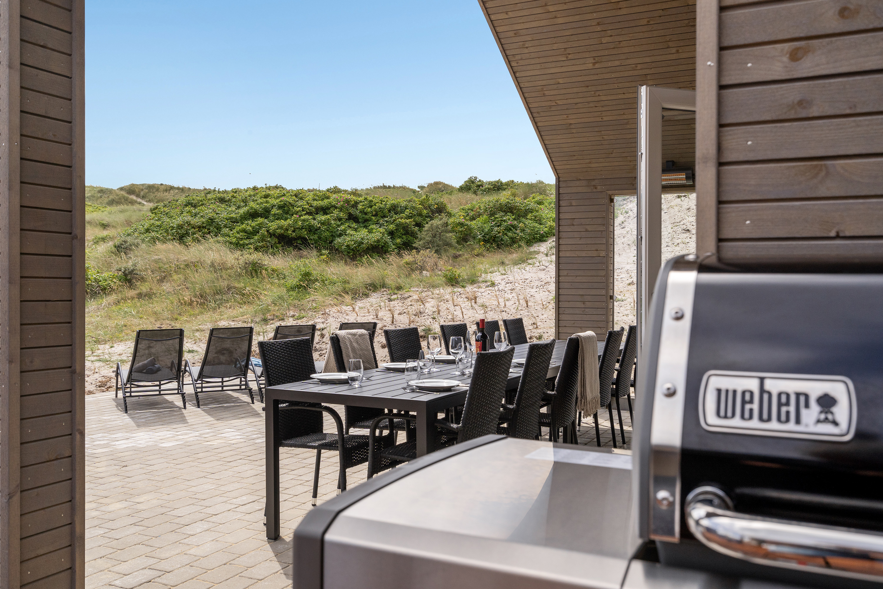 Nyd en grillaften på terrassen i luksushus nr. 900 i Vestjylland